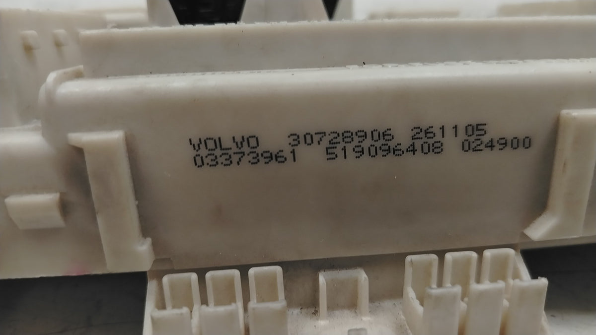 30765015 Volvo S40 CEM Central Electronic Module Fuse Relay Box 2004-2007 2.4 Petrol Automatic AWD