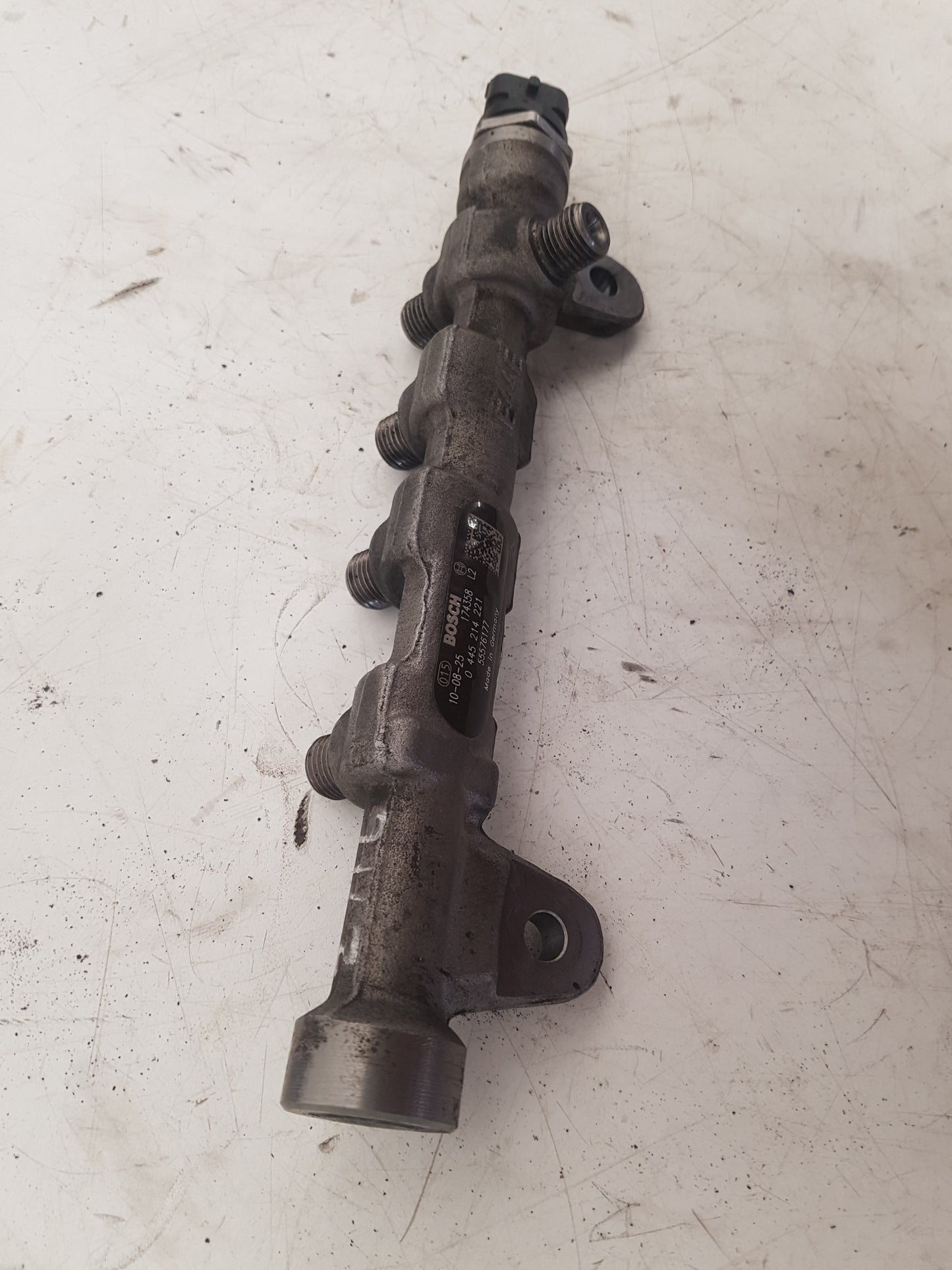 2010-2012 Saab 9-5 High-Pressure Diesel Fuel Rail 0445214221 55576177