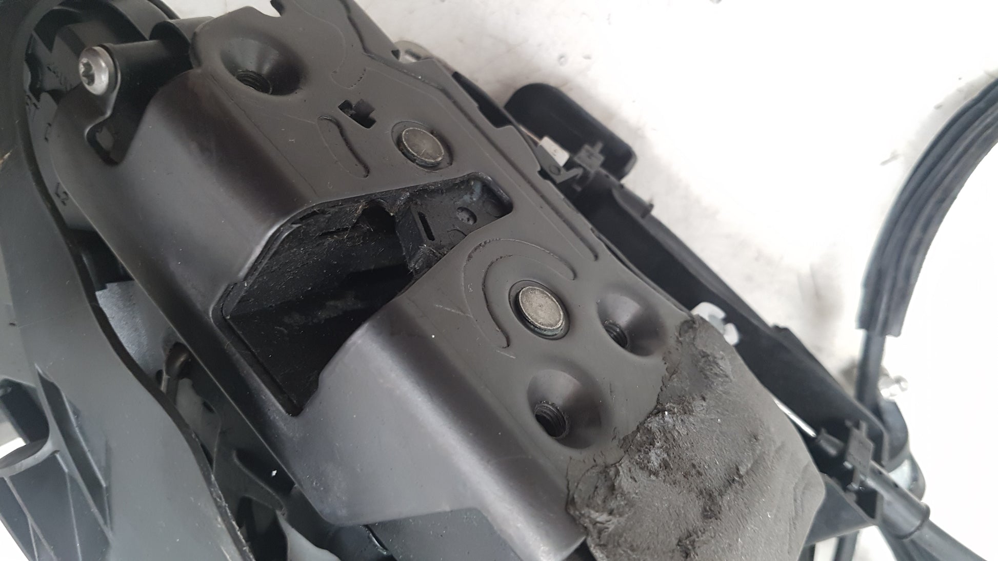 2006 Volvo C70 Left Front Door Lock Actuator 31416681