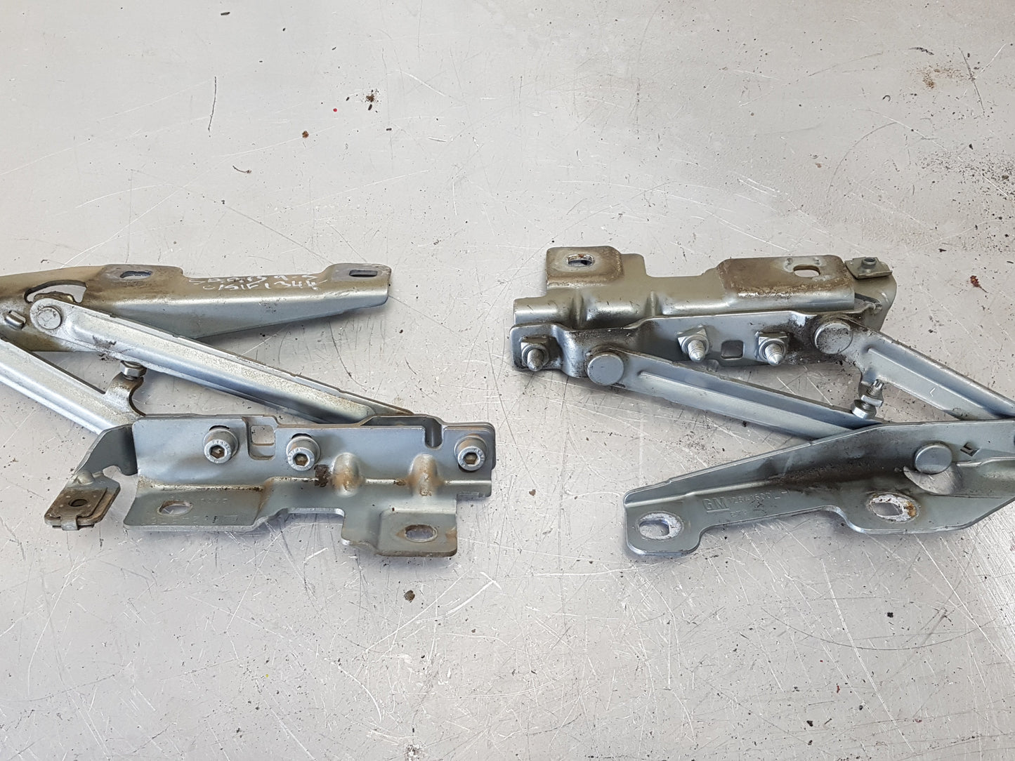 2010-2012 Saab NG 9-5 Bonnet Hinge LH 12841600 13248765 RH 12841601 13248766