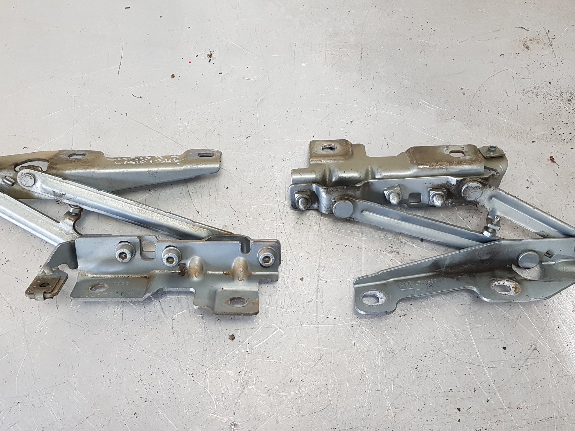 2010-2012 Saab NG 9-5 Bonnet Hinge LH 12841600 13248765 RH 12841601 13248766