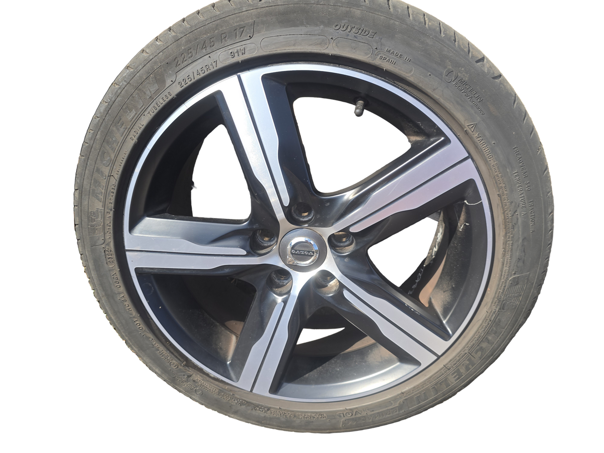 31423871 Volvo V40 Hatchback Ixion 3 Diamond Cut Alloy Wheel 17" 7J 5x108 ET50 2012–2019