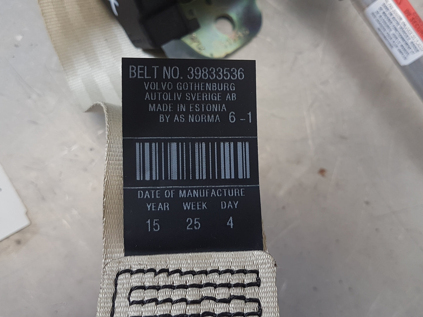 2014-2018 Volvo S80 Left Rear Seat Belt Passenger Side 39833536