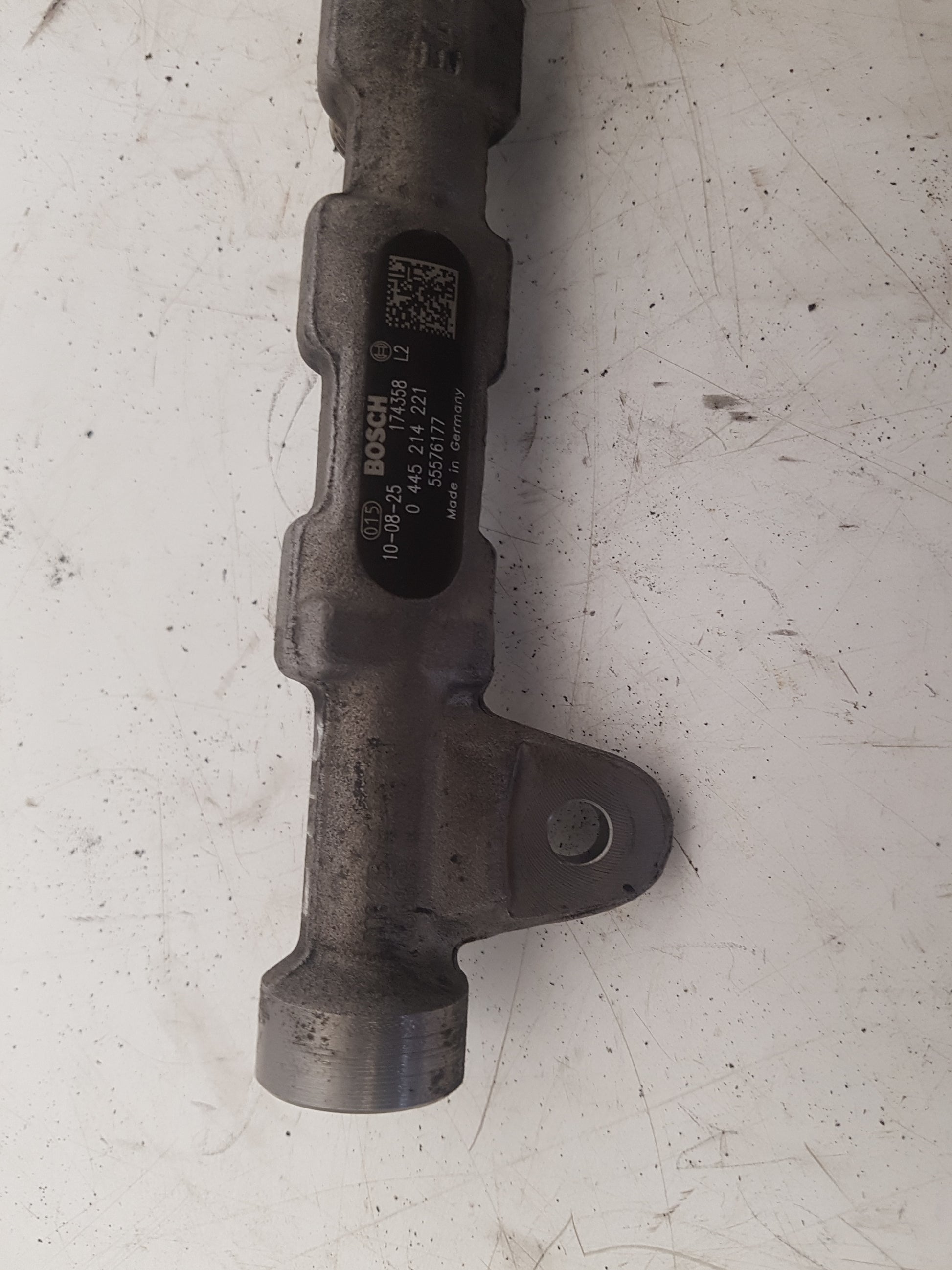 2010-2012 Saab 9-5 High-Pressure Diesel Fuel Rail 0445214221 55576177