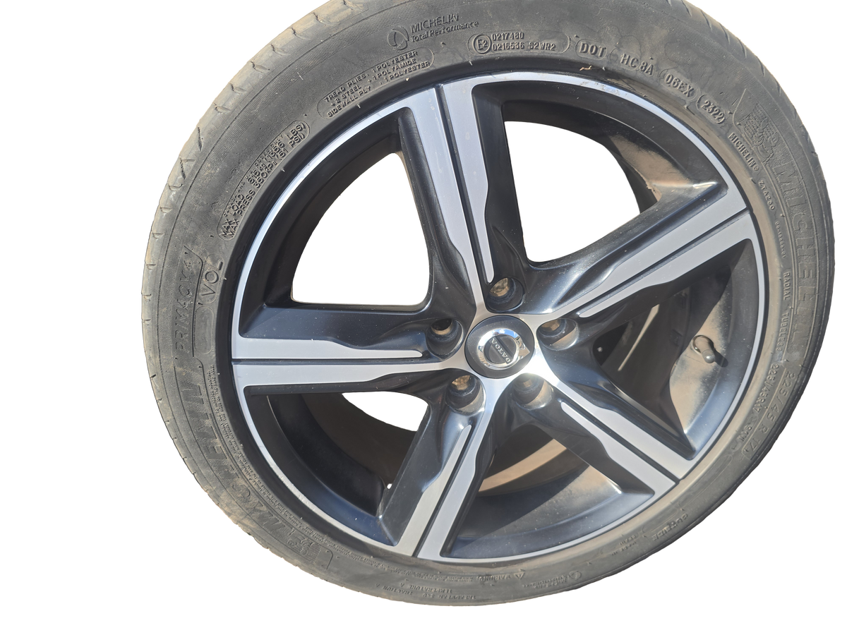 31423871 Volvo V40 Hatchback Diamond Cut Alloy Wheel 225/45/R17 2012-2019 Genuine
