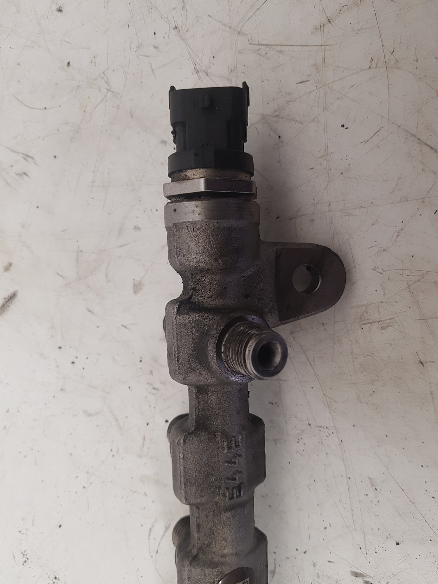 2010-2012 Saab 9-5 High-Pressure Diesel Fuel Rail 0445214221 55576177