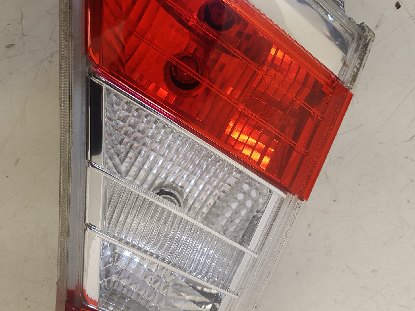 2015-2016 Volvo V70 III Passenger Side Tailgate Tail Light 31395923