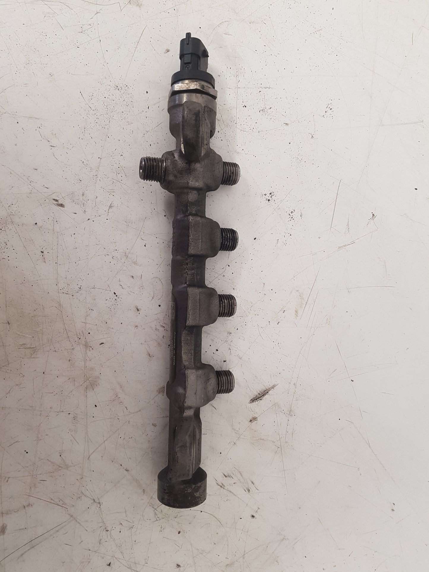 2010-2012 Saab 9-5 High-Pressure Diesel Fuel Rail 0445214221 55576177