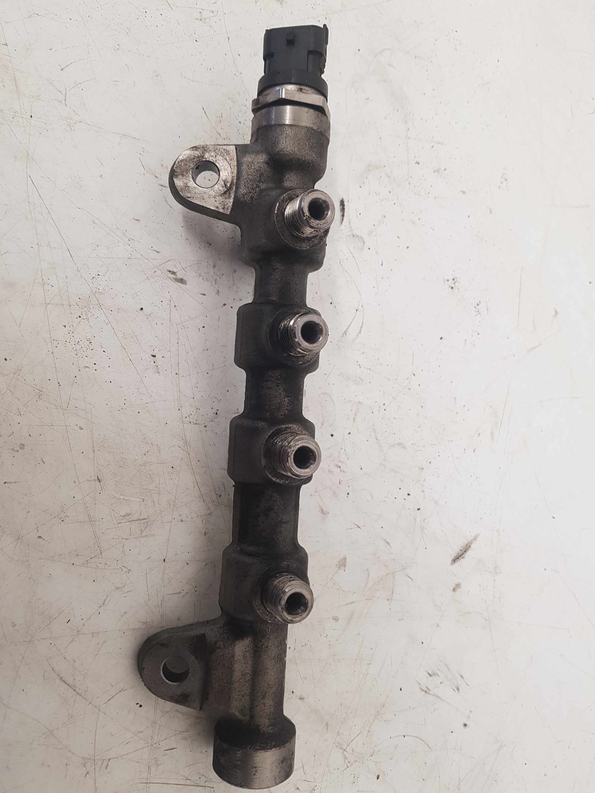 2010-2012 Saab 9-5 High-Pressure Diesel Fuel Rail 0445214221 55576177