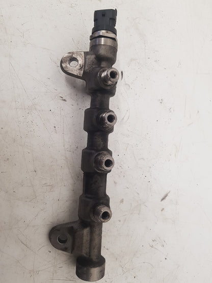 2010-2012 Saab 9-5 High-Pressure Diesel Fuel Rail 0445214221 55576177