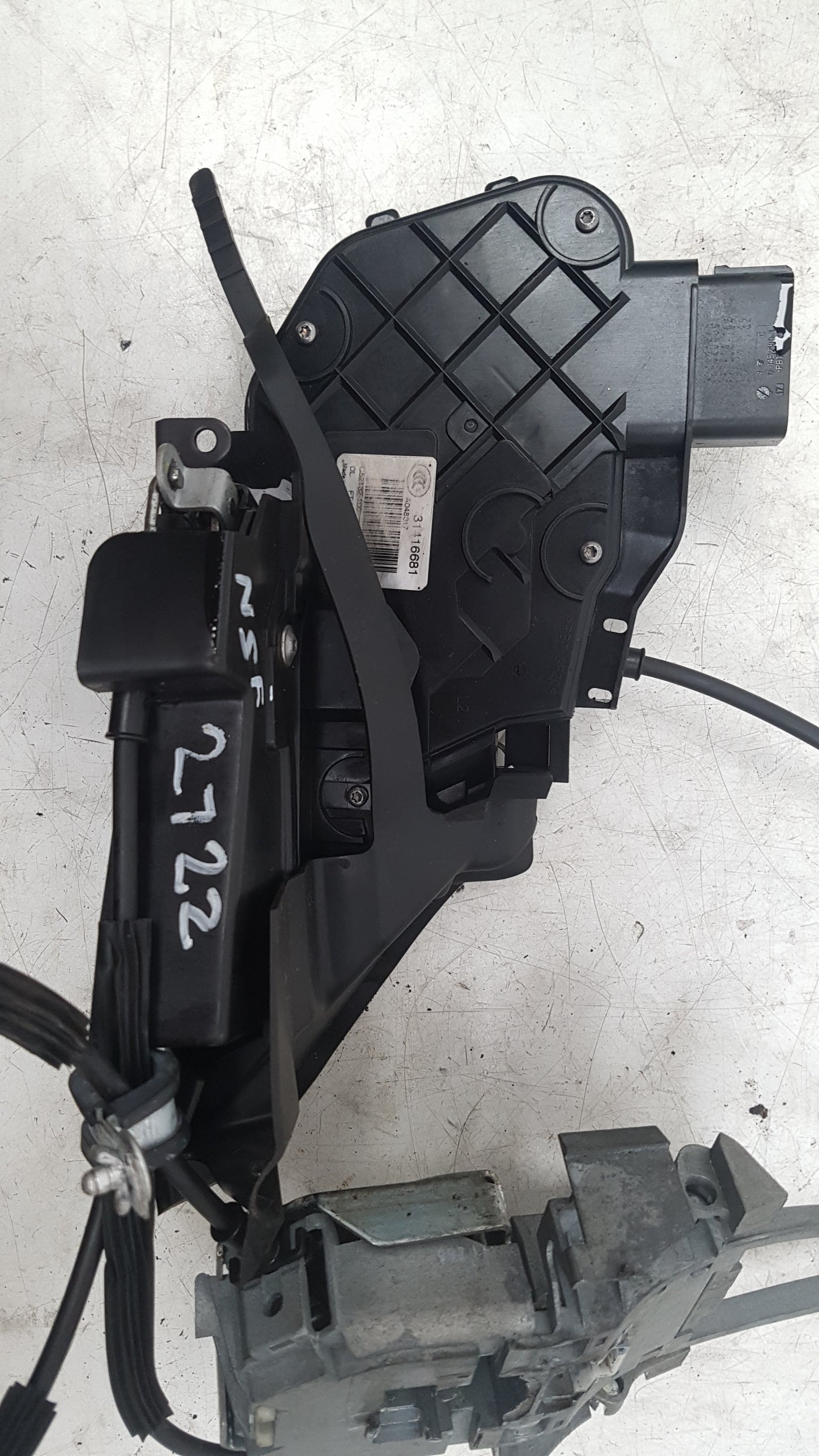 2006 Volvo C70 Left Front Door Lock Actuator 31416681