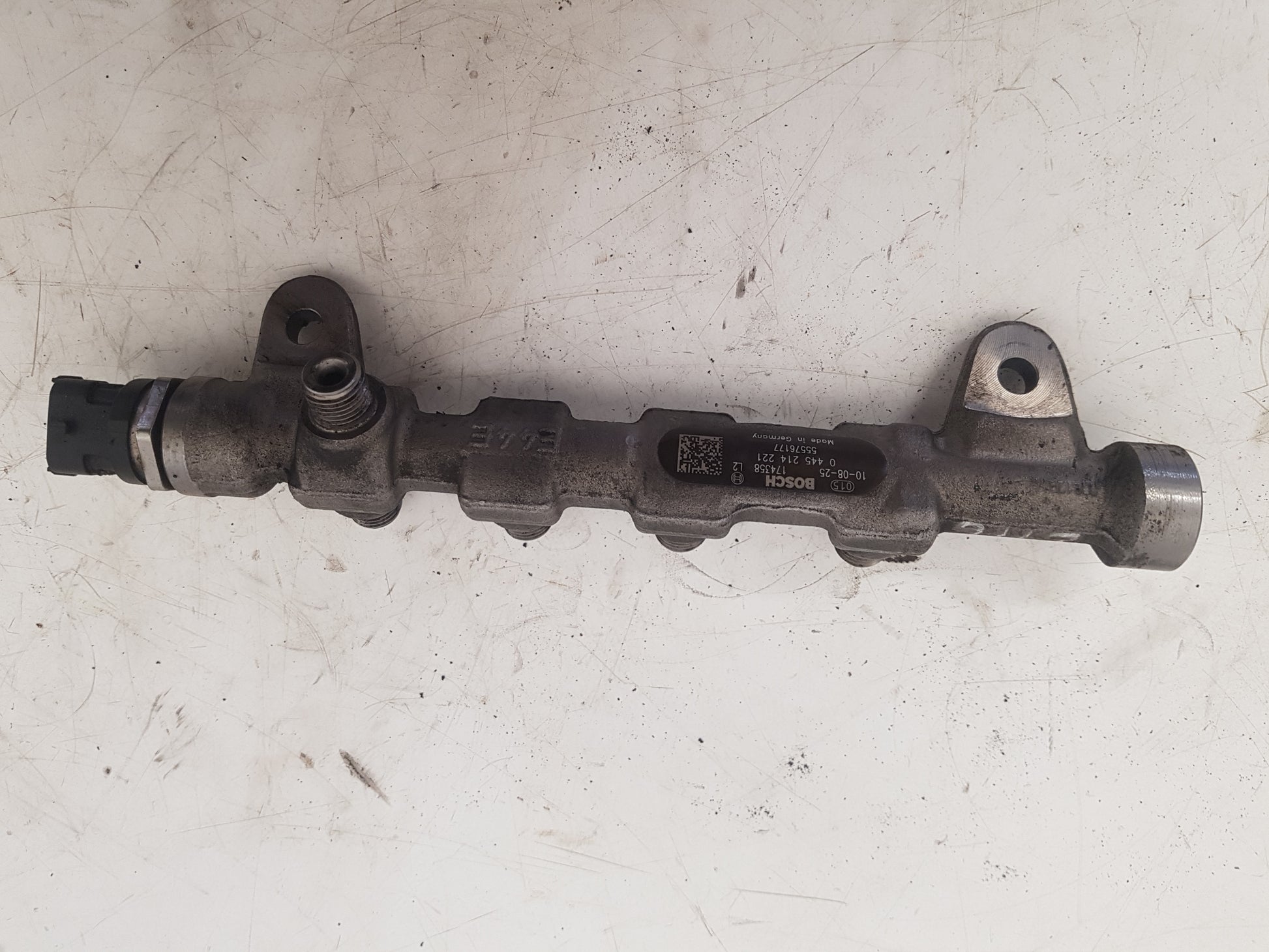 2010-2012 Saab 9-5 High-Pressure Diesel Fuel Rail 0445214221 55576177