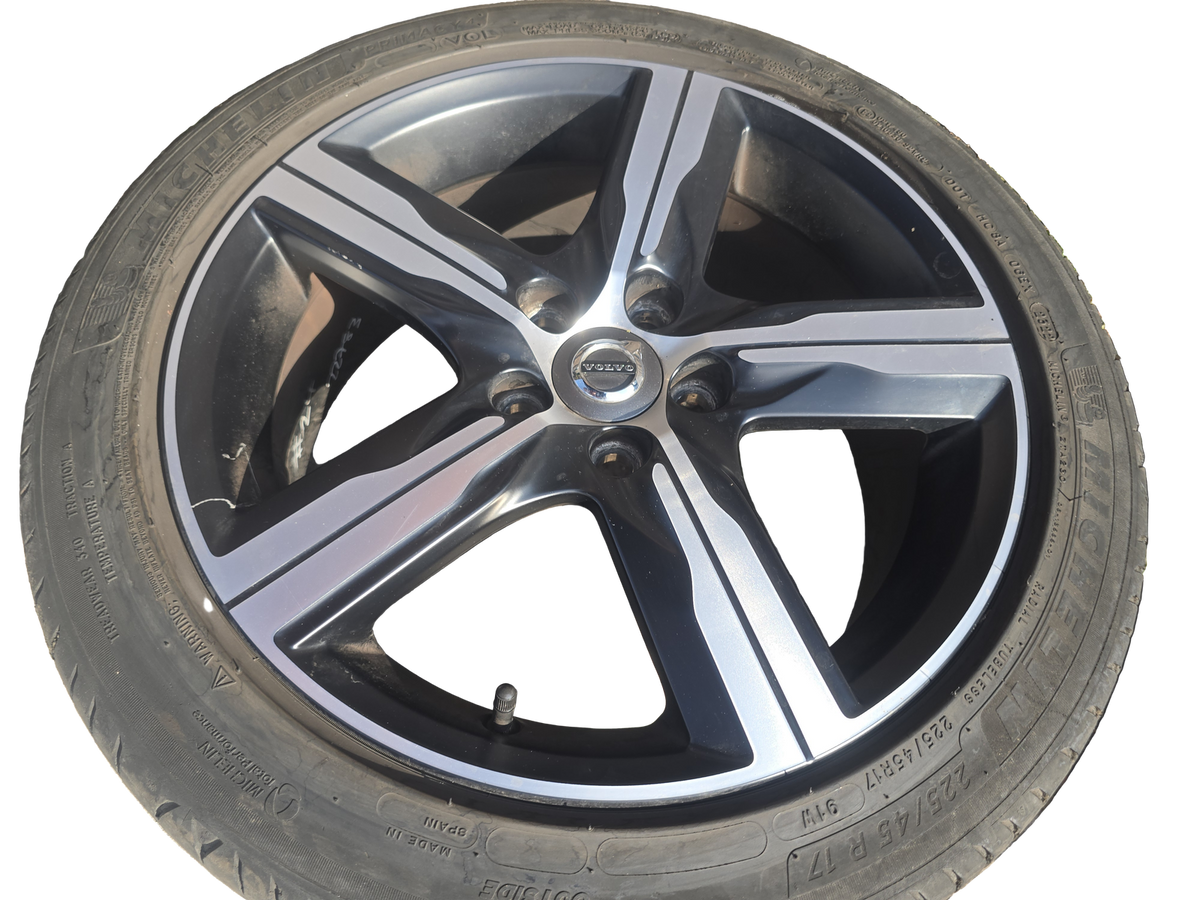 31423871 Volvo V40 Hatchback Ixion 3 Diamond Cut Alloy Wheel 17" 7J 5x108 ET50 2012–2019
