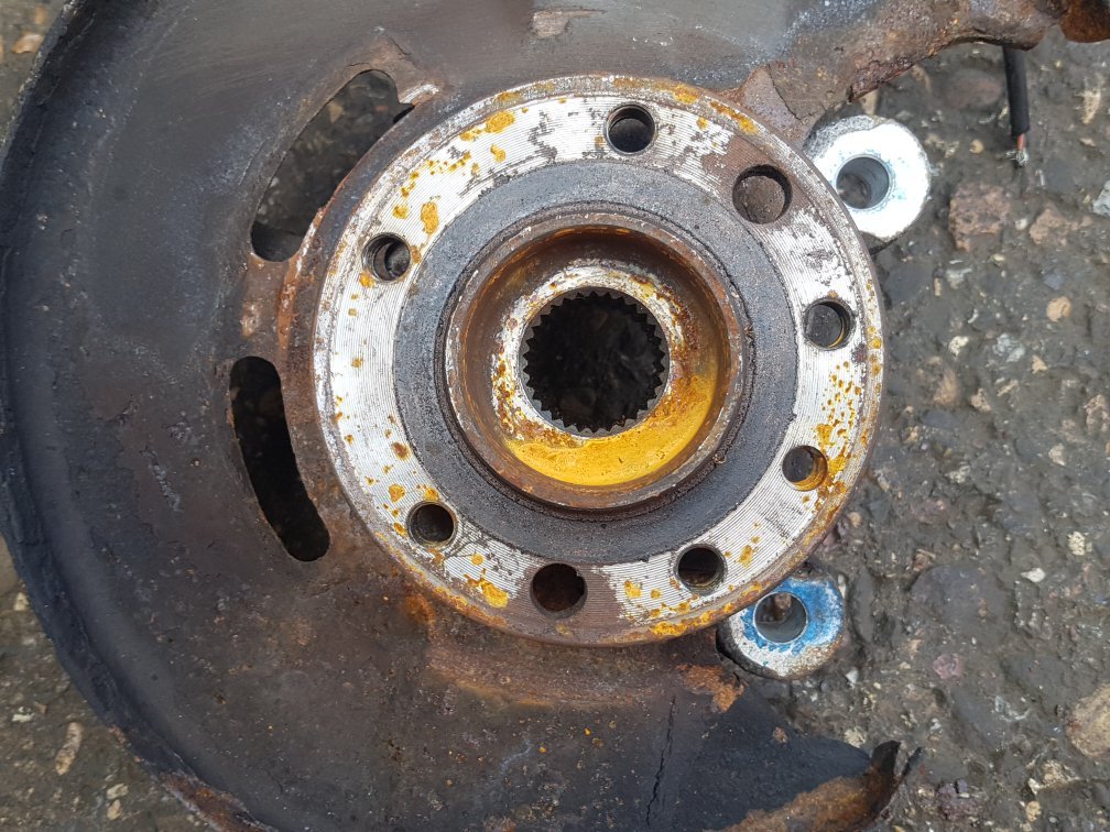 2001 - 2009 Saab 9-5  Saloon Right Front Hub Assembly