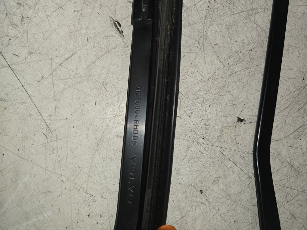 2008 - 2016 Volvo XC70 III 136 Estate FRONT WIPER ARMS (PAIR) 31276004