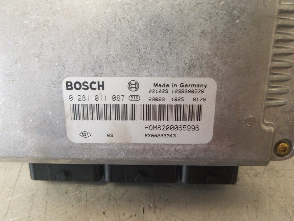 2001 - 2004 Volvo S40  Saloon Engine ECU 30630418
