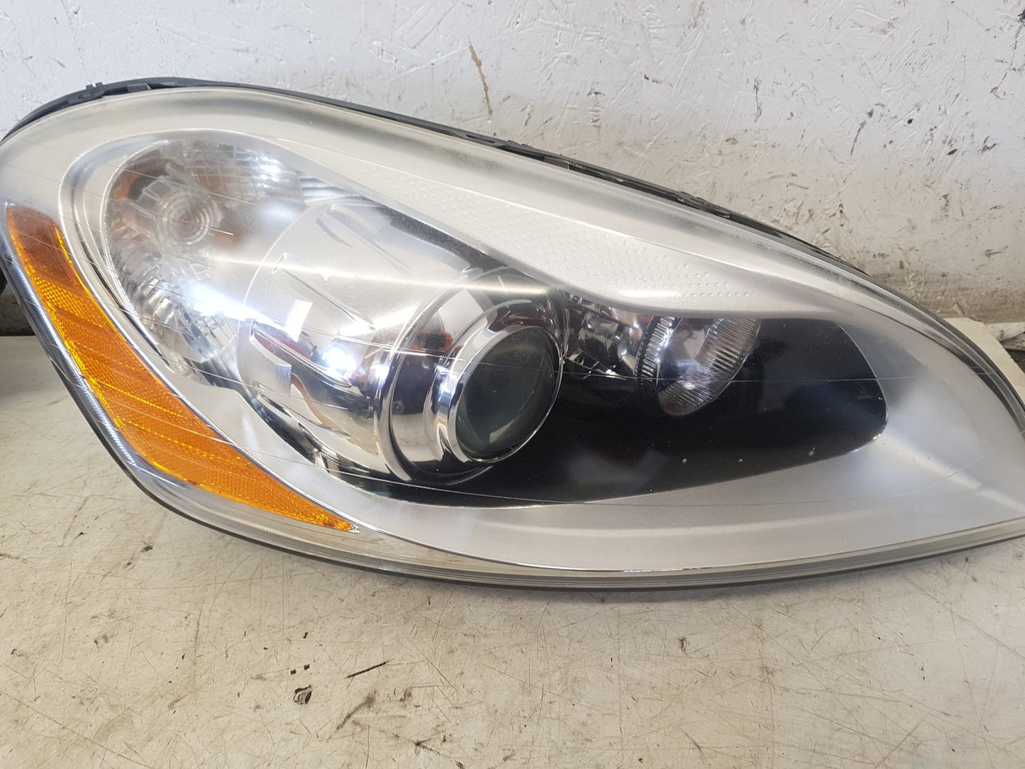 2010 - 2017 Volvo XC60  Estate Right Headlight 31395465
