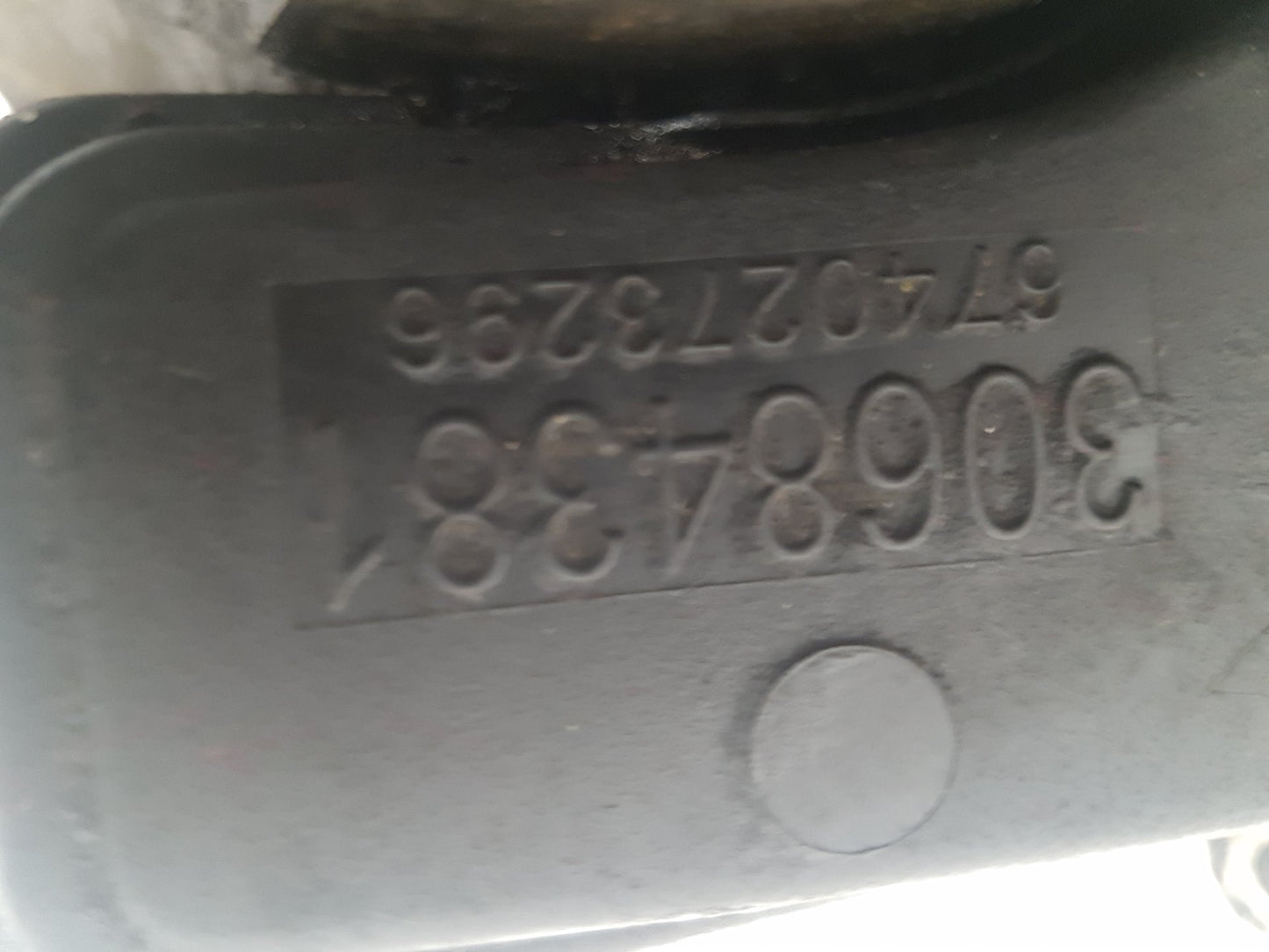 2007 Volvo C70  Convertible Oil Filter Housing 30684381