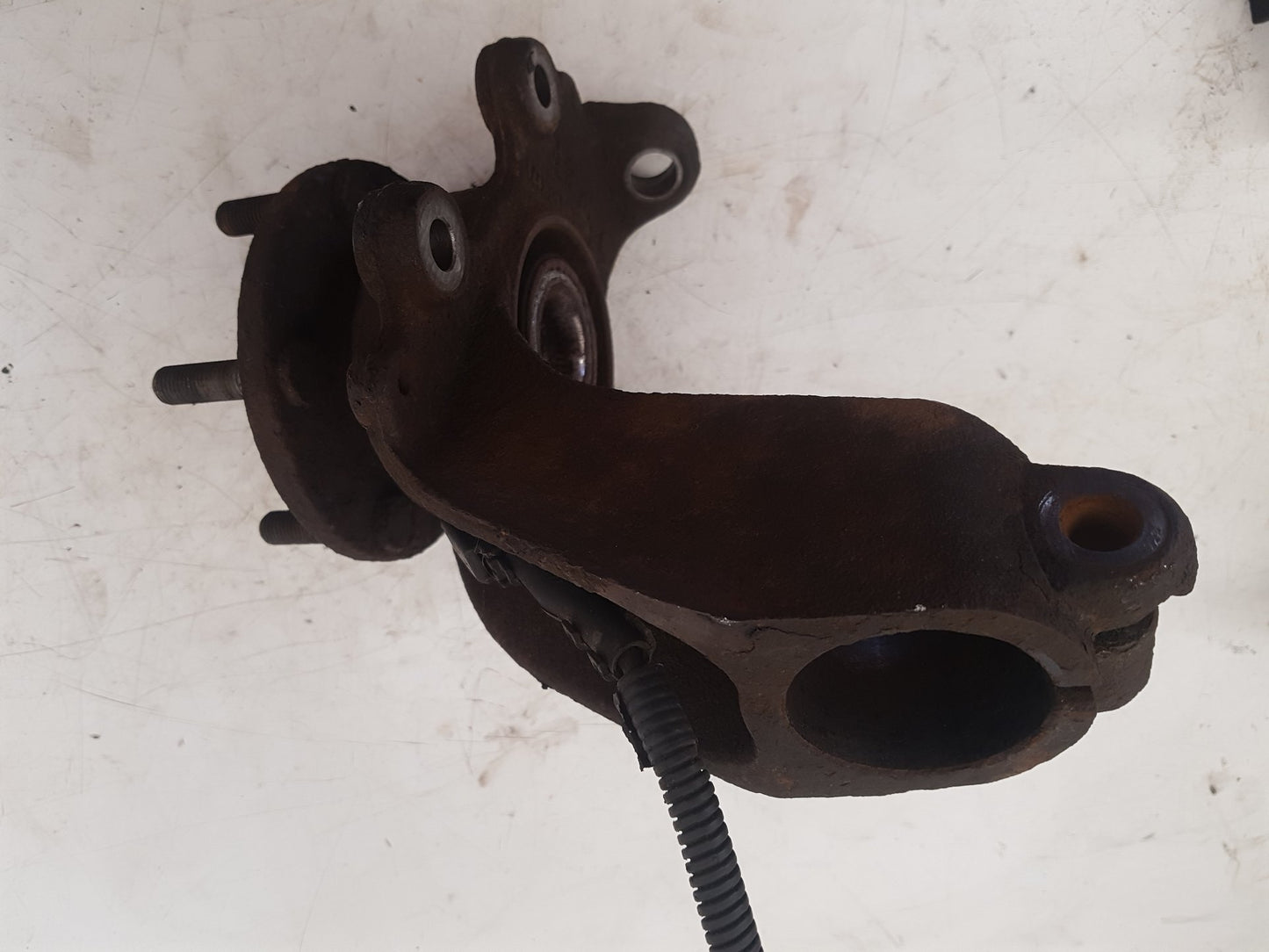2010 - 2012 Volvo S40  Saloon Left Front Hub Assembly 3M51-3K171