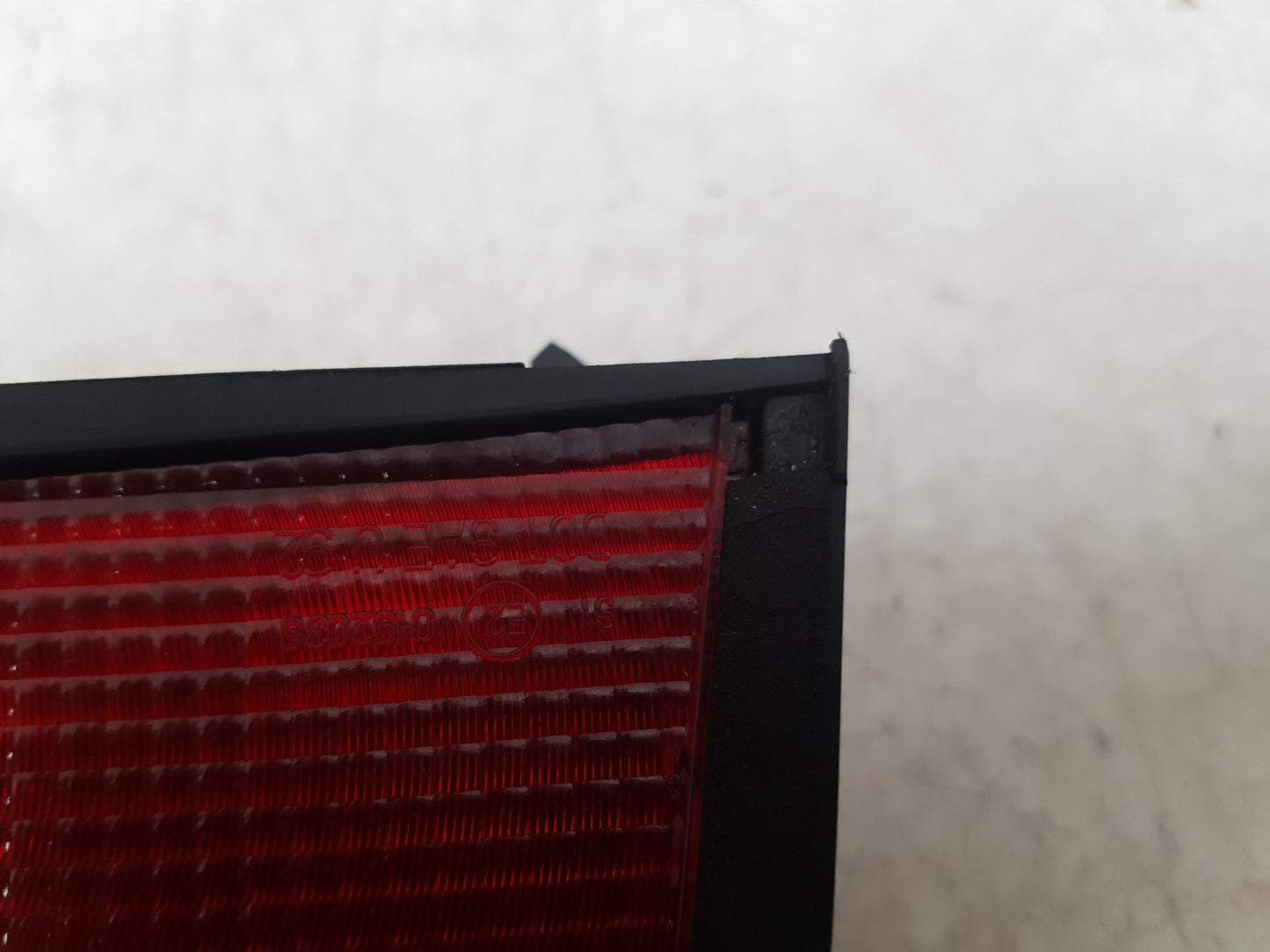 1992 - 1997 Volvo 850  Estate REAR/TAIL THIRD BRAKE STOP LIGHT 3512325