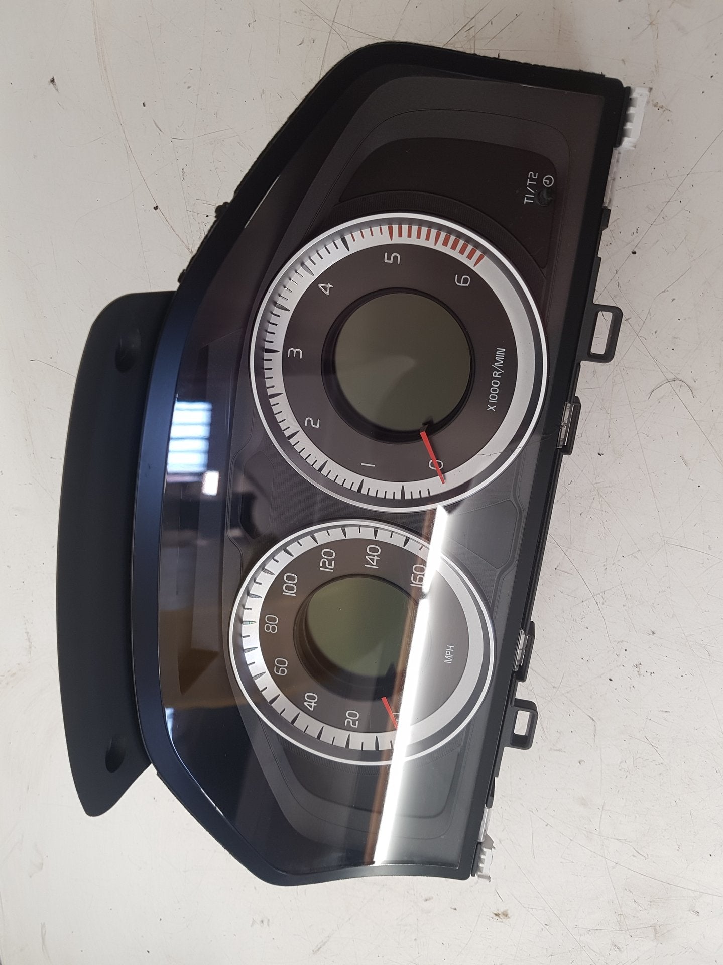 2015 - 2019 Volvo V40 Cross Country  Hatchback Instrument Cluster 31343330AA