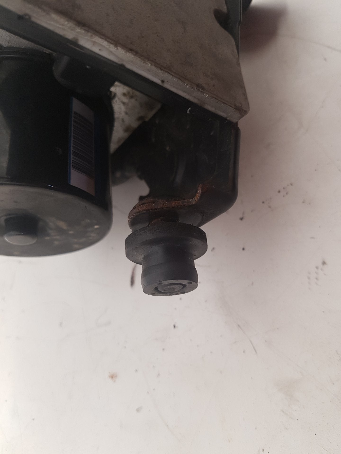 2001 - 2004 Volvo V40  Estate BRAKE FLUID RESERVOIR AND MASTER CYLINDER 8602362