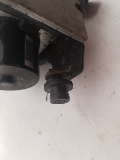 2001 - 2004 Volvo V40  Estate BRAKE FLUID RESERVOIR AND MASTER CYLINDER 8602362