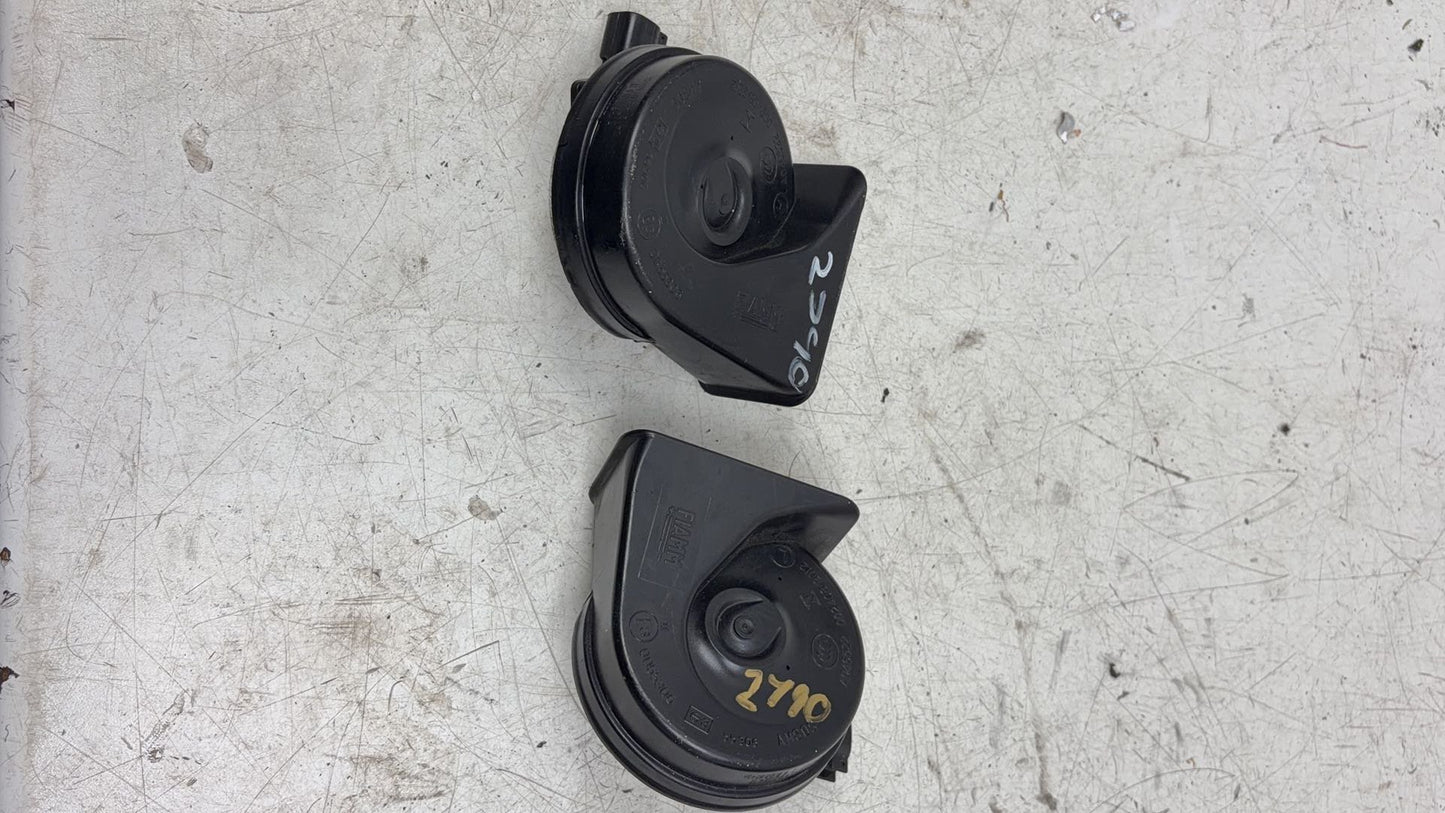 2013 - 2016 Volvo V40 III 525 Hatchback HIGHER AND LOWER HORNS (PAIR) 00553306
