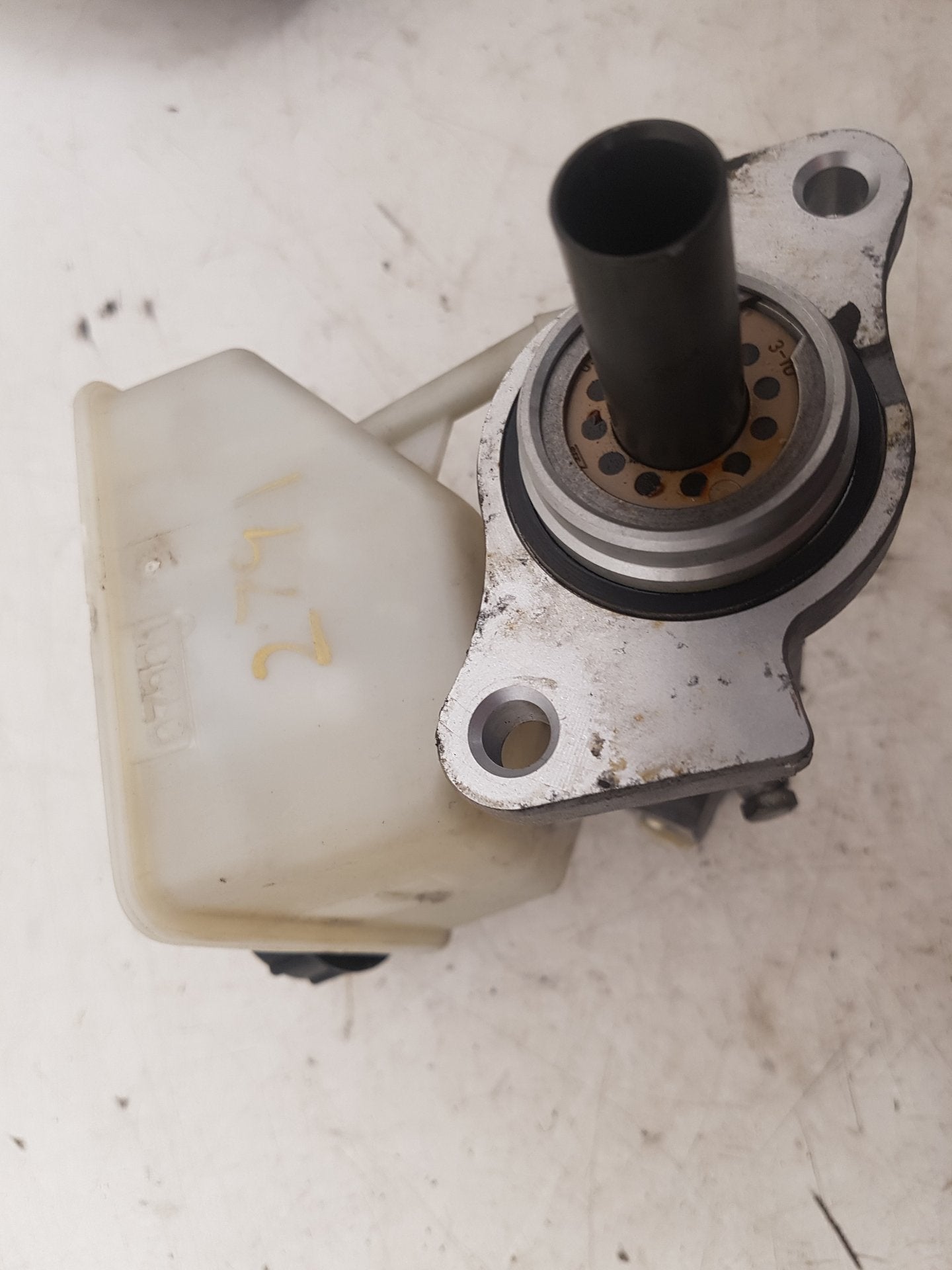 2004 - 2007 Volvo XC70  Estate BRAKE FLUID RESERVOIR AND MASTER CYLINDER