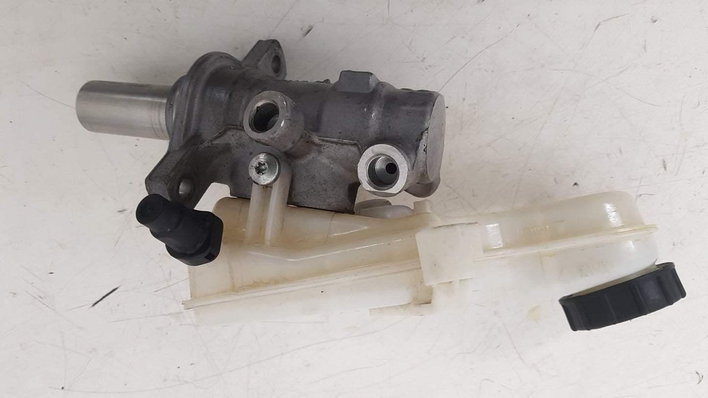 2015 - 2019 Volvo V40 Cross Country  Hatchback Brake Master Cylinder 31400404