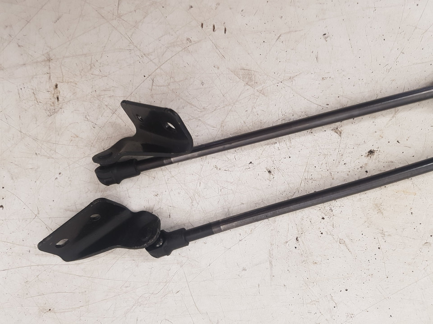 2005 - 2010 Volvo XC90  Estate TAILGATE STRUTS/RAMS - PAIR 30634580