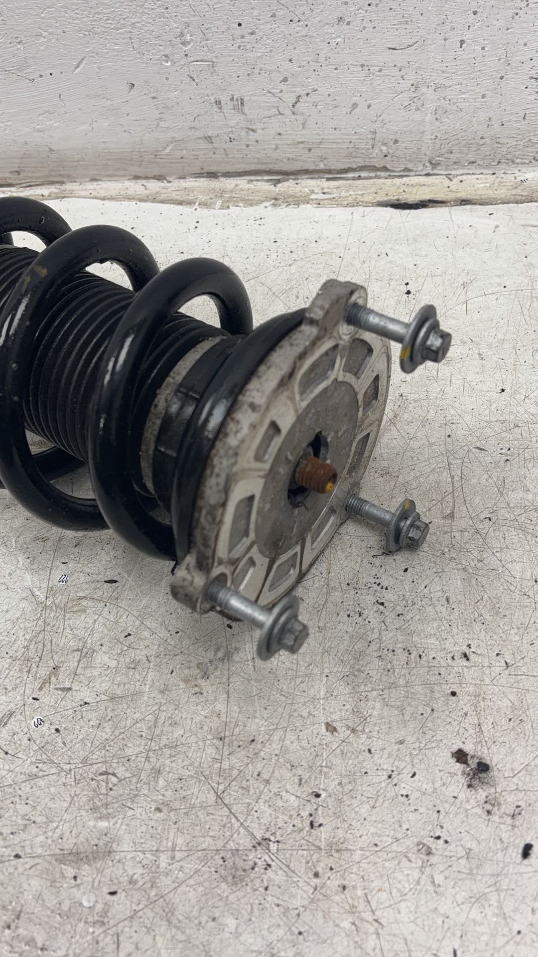 2017 - 2025 Volvo V90 235, 236 Estate Right Front Shock Absorber 31476971