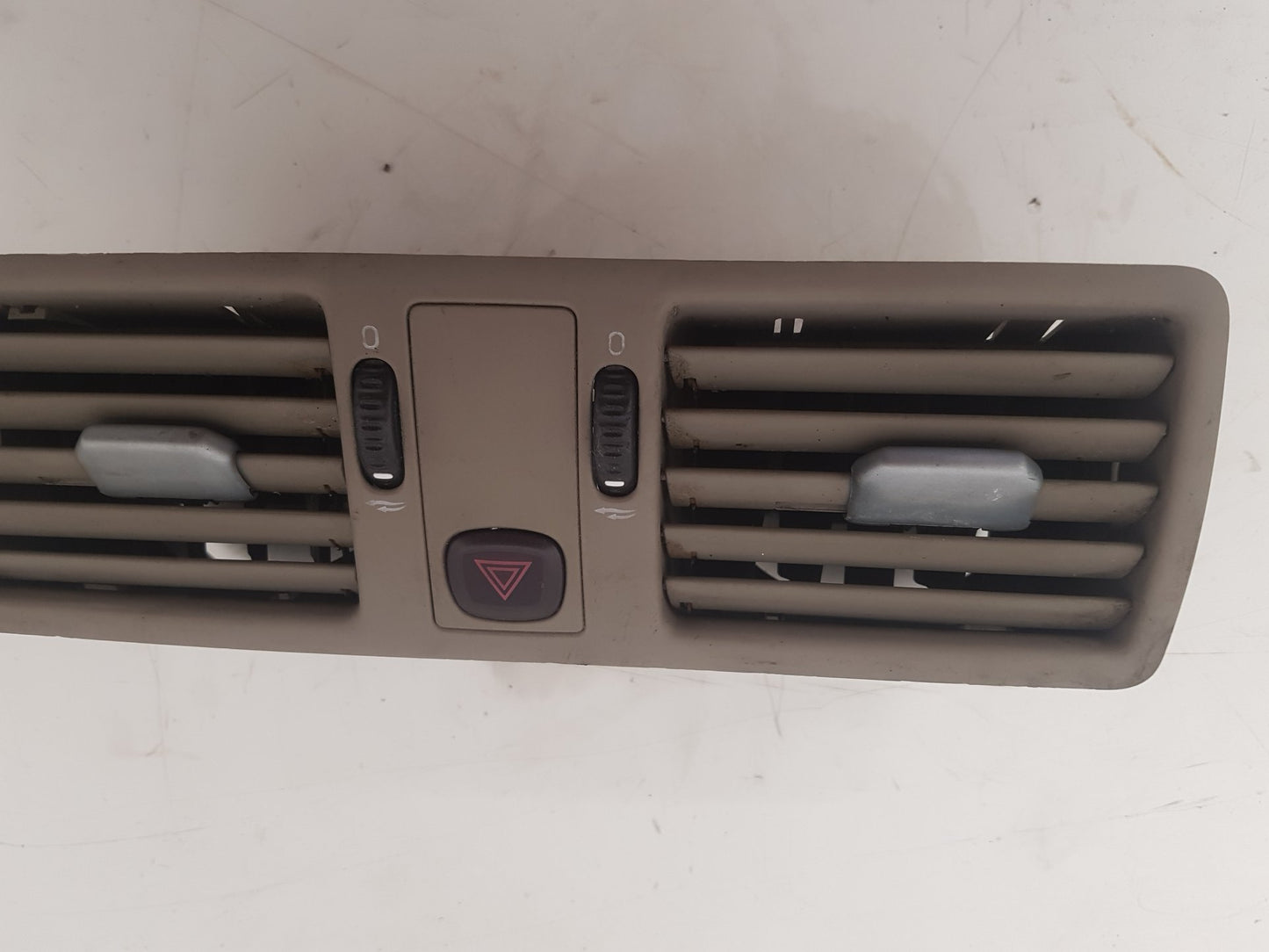 Volvo XC90 XC90 BEIGE CENTER DASHBOARD VENT , 12-MONTH WTY Centre 2004 3409400