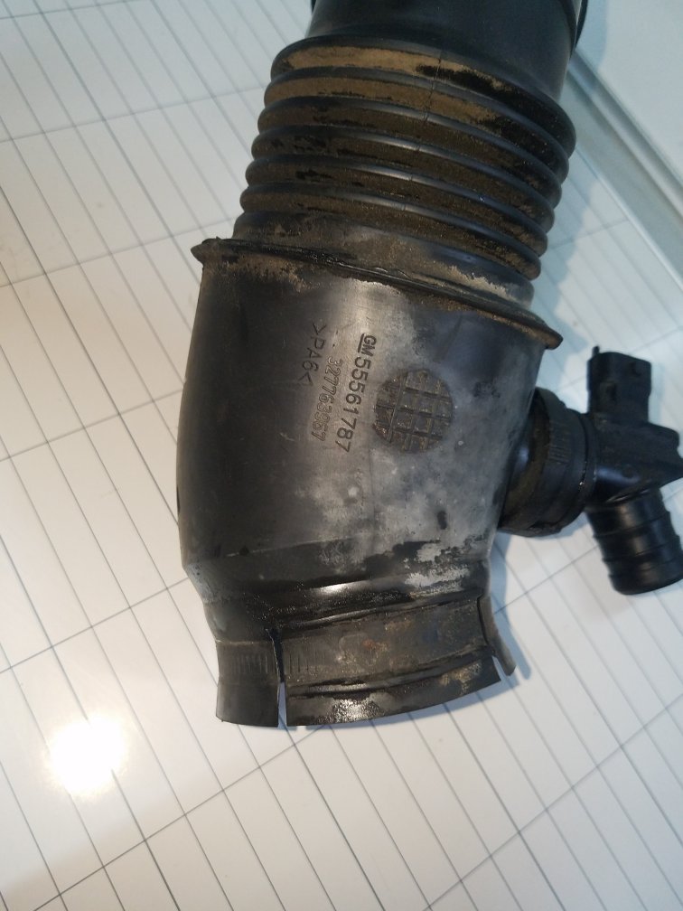 2010 - 2012 Saab 95  Saloon Intercooler Pipe 55561787
