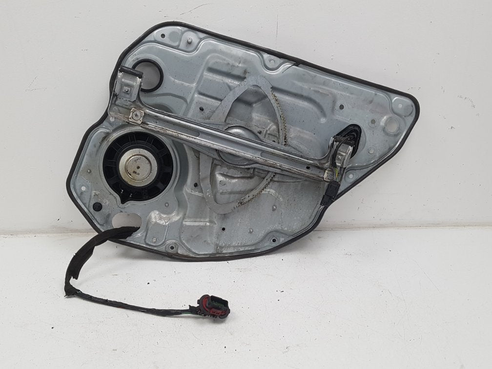 2007 - 2015 Volvo V70  Estate WINDOW REG (PASSENGER SIDE REAR) 983041