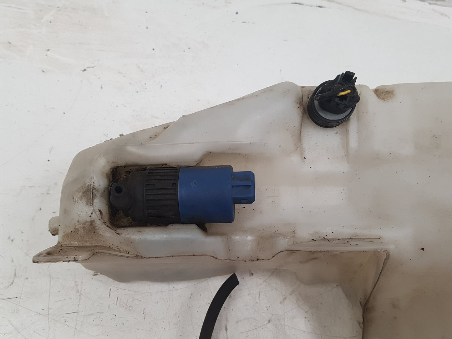 2000 - 2004 Volvo V40  Estate WASHER BOTTLE & MOTOR 30621343