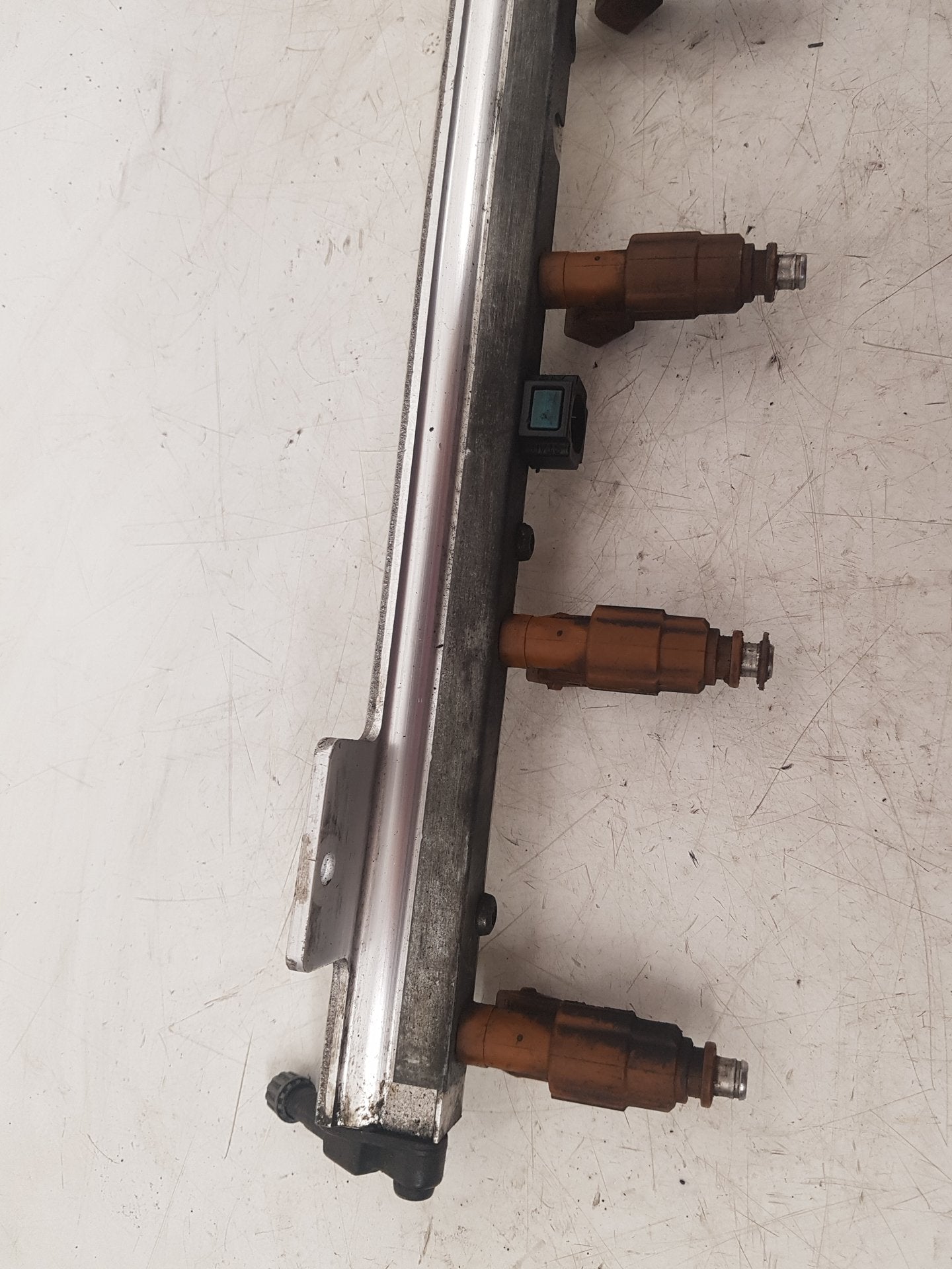2002 - 2006 Volvo XC90  Estate Injection Rail 8658593