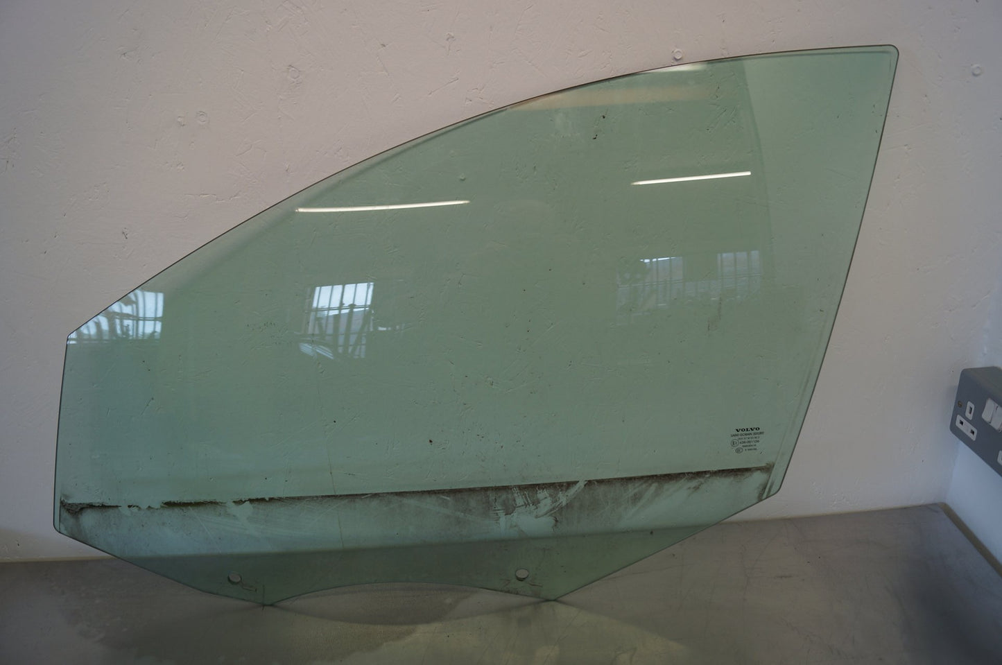 2008 - 2016 Volvo XC60   Left Front Door Window