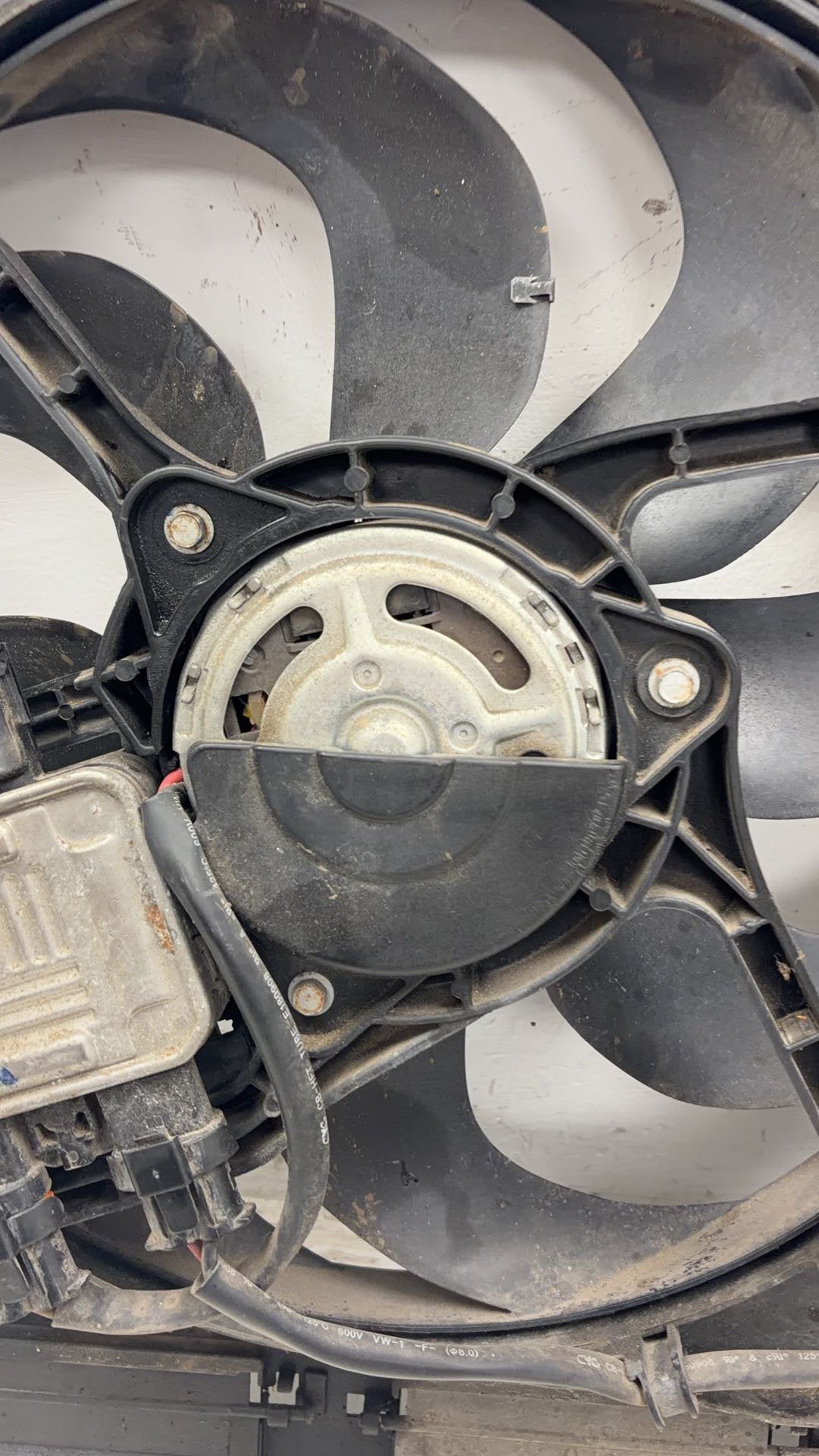 2009 - 2017 Volvo XC60 I 156 Estate A/C Fan and Shroud Assembly 31338823