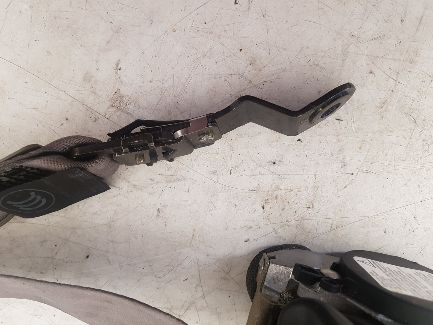 2002 - 2006 Volvo XC90  Estate Left Rear Seat Belt 30642796 601239200 2ND ROW BEIGE