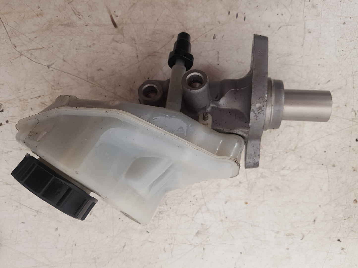2008 - 2011 Volvo V70  Estate BRAKE FLUID RESERVOIR AND MASTER CYLINDER 36010082