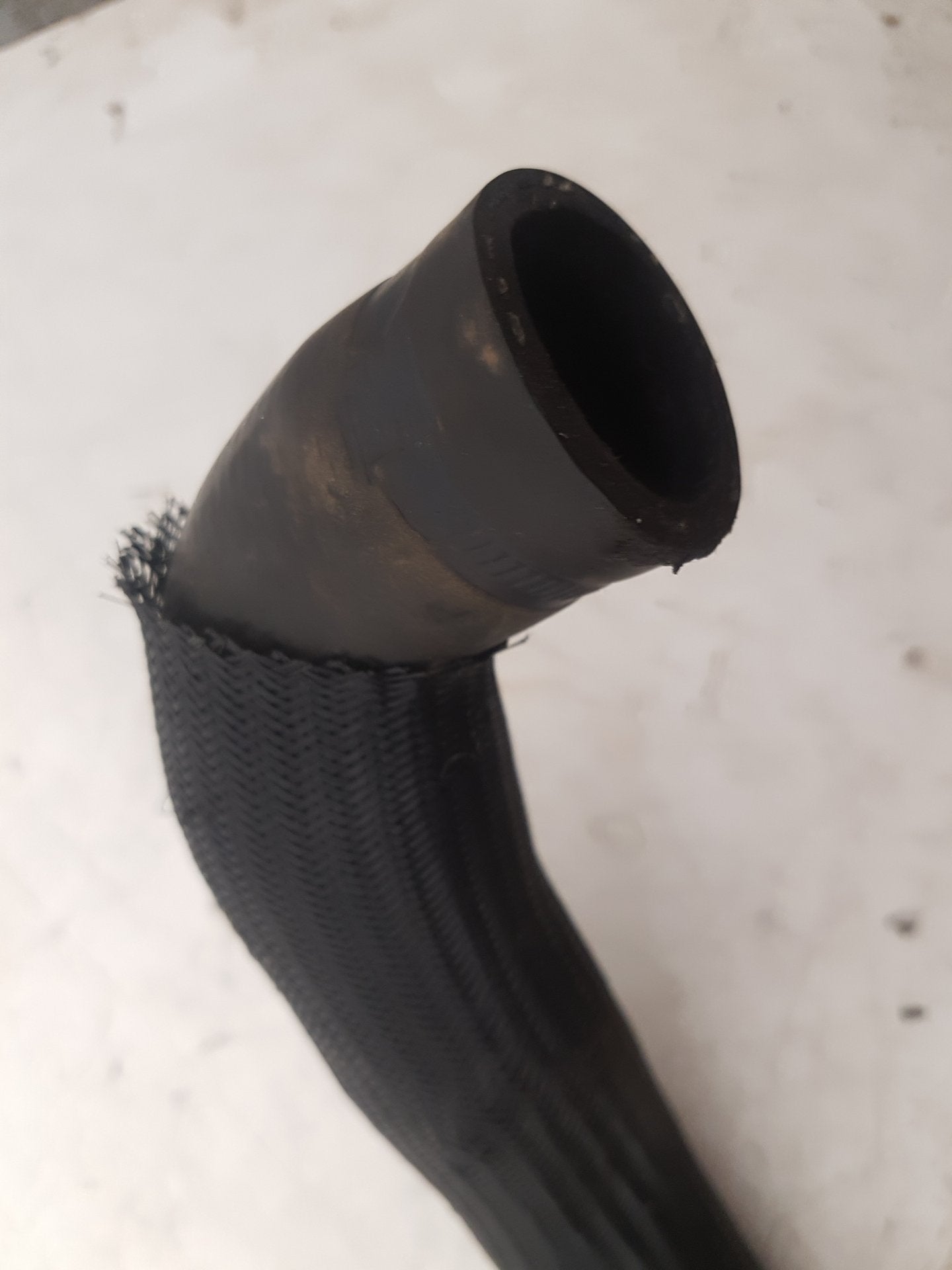 2002 - 2006 Volvo XC90  Estate RADIATOR HOSE 30680922