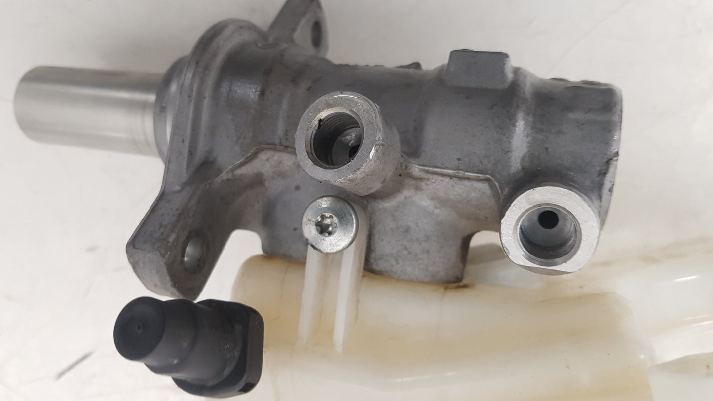 2015 - 2019 Volvo V40 Cross Country  Hatchback Brake Master Cylinder 31400404