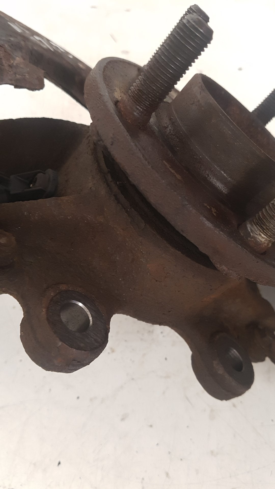 2010 - 2012 Volvo V50   Estate Left Front Hub Assembly 3M513K171