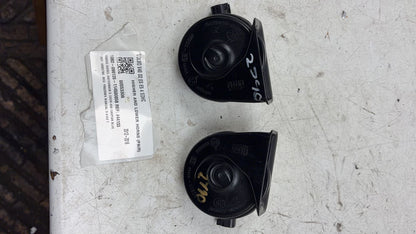 2013 - 2016 Volvo V40 III 525 Hatchback HIGHER AND LOWER HORNS (PAIR) 00553306