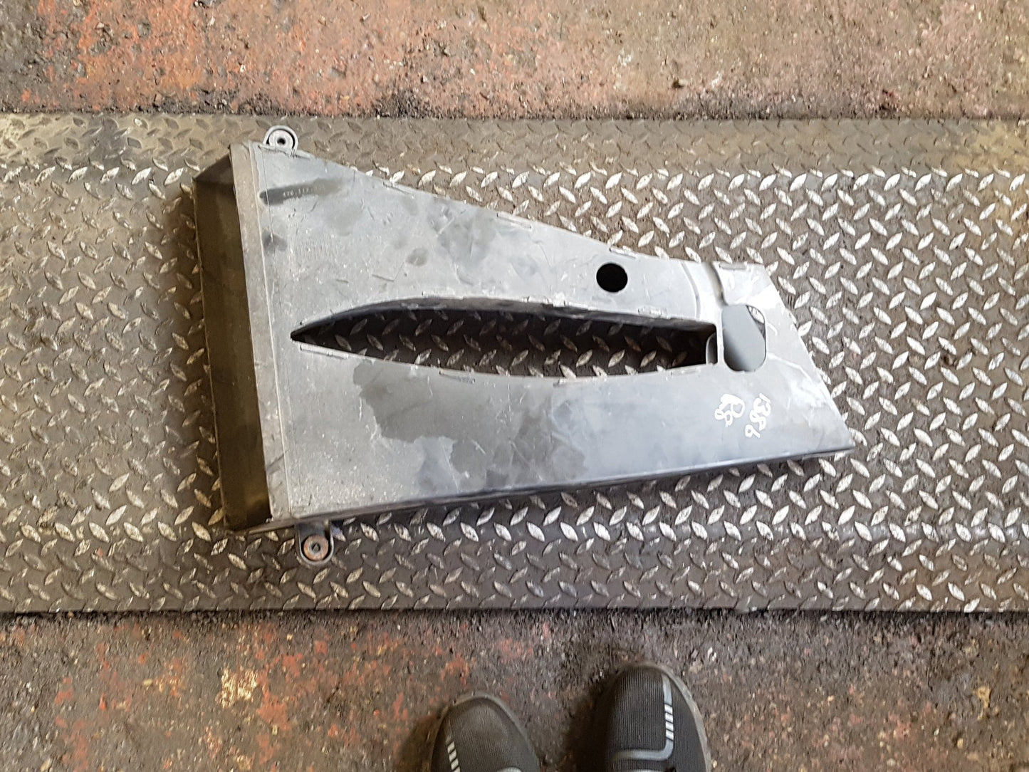 2007 - 2010 Audi R8   AIR GUIDE (BAFFLES) FRONT 420117336