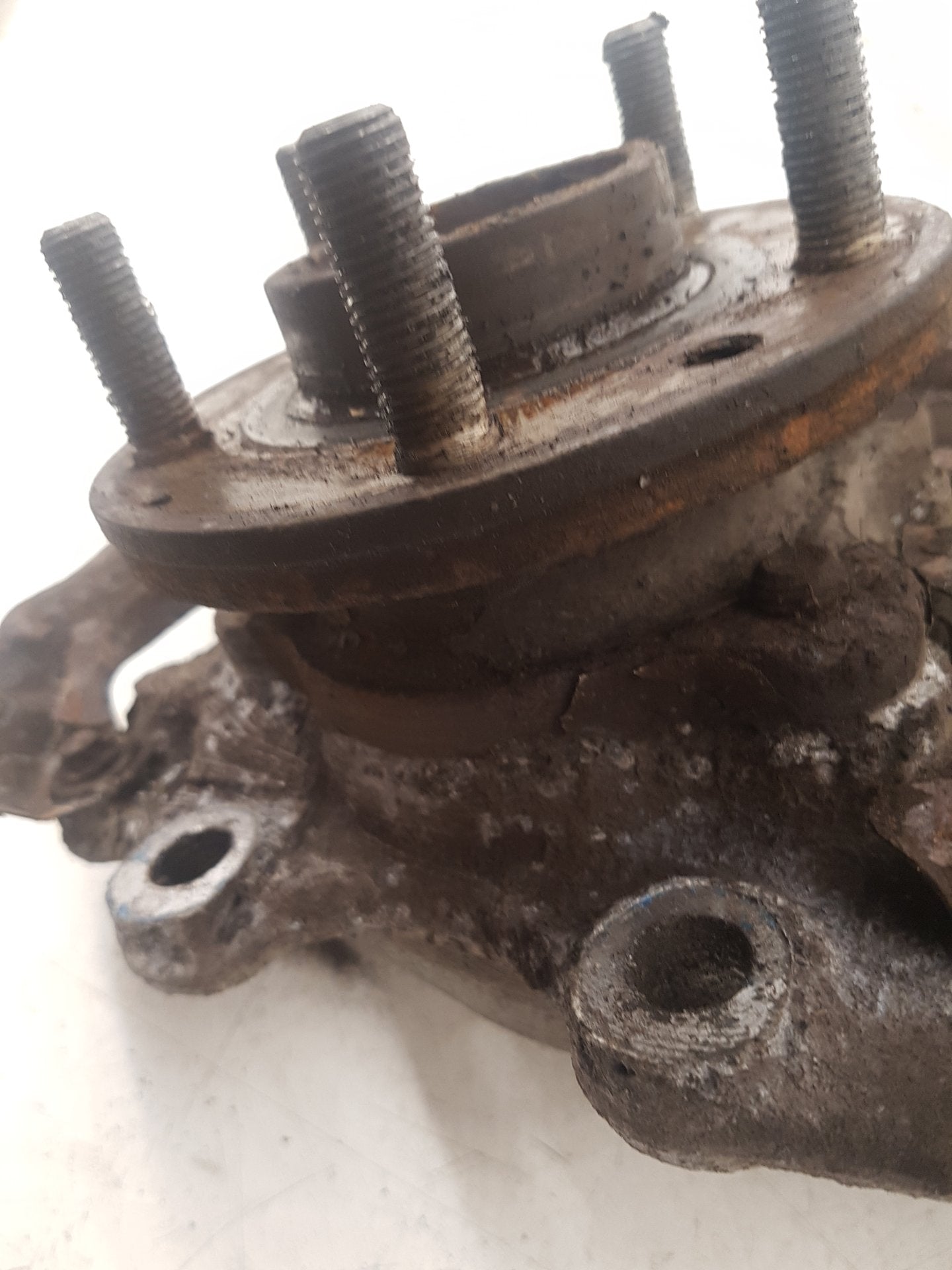 2012 - 2018 Volvo V40  Hatchback HUB WITH ABS (FRONT DRIVER SIDE) CROSS COUNTRY 31387653