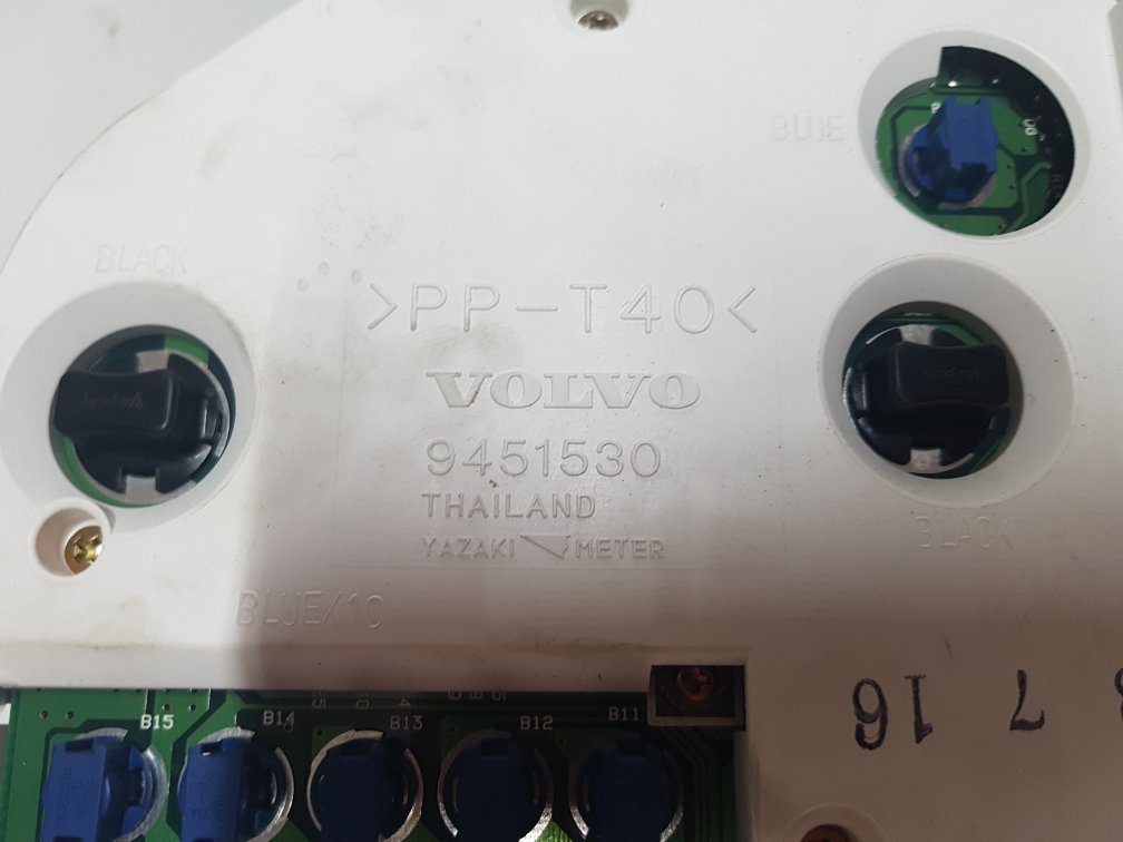 1998 - 2005 Volvo C70   Instrument Cluster 9451580