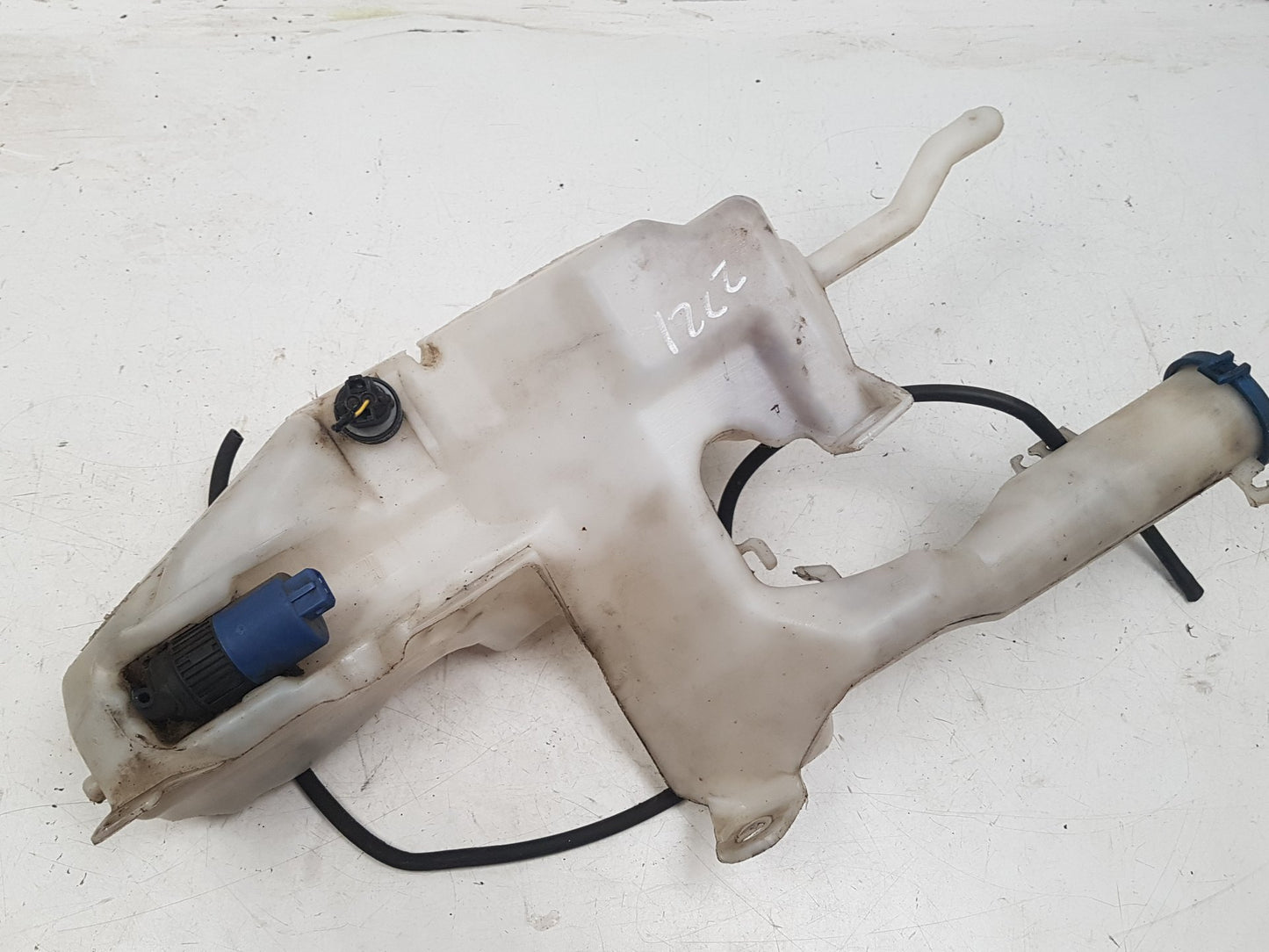 2000 - 2004 Volvo V40  Estate WASHER BOTTLE & MOTOR 30621343