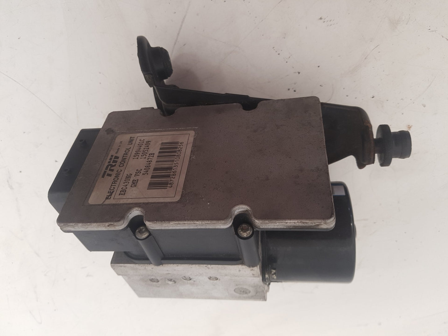 2001 - 2004 Volvo V40  Estate BRAKE FLUID RESERVOIR AND MASTER CYLINDER 8602362